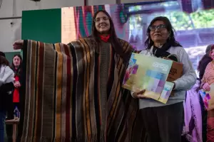 Premios a artesanos: Graciela Salvatierra gan el premio al mejor poncho