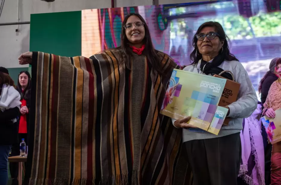 Graciela junto a su obra ganadora