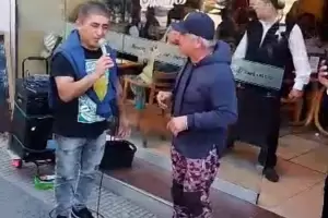 Un tipazo: Huguito Flores emocion a un artista callejero en pleno centro