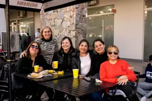 Cientos de amigos celebran su da en el Poncho