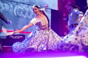 La penltima noche de la Fiesta del Poncho se vive a pleno