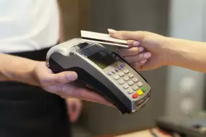 Una nueva ley les impedir a los comerciantes manipular las tarjetas de crdito o dbito de los clientes