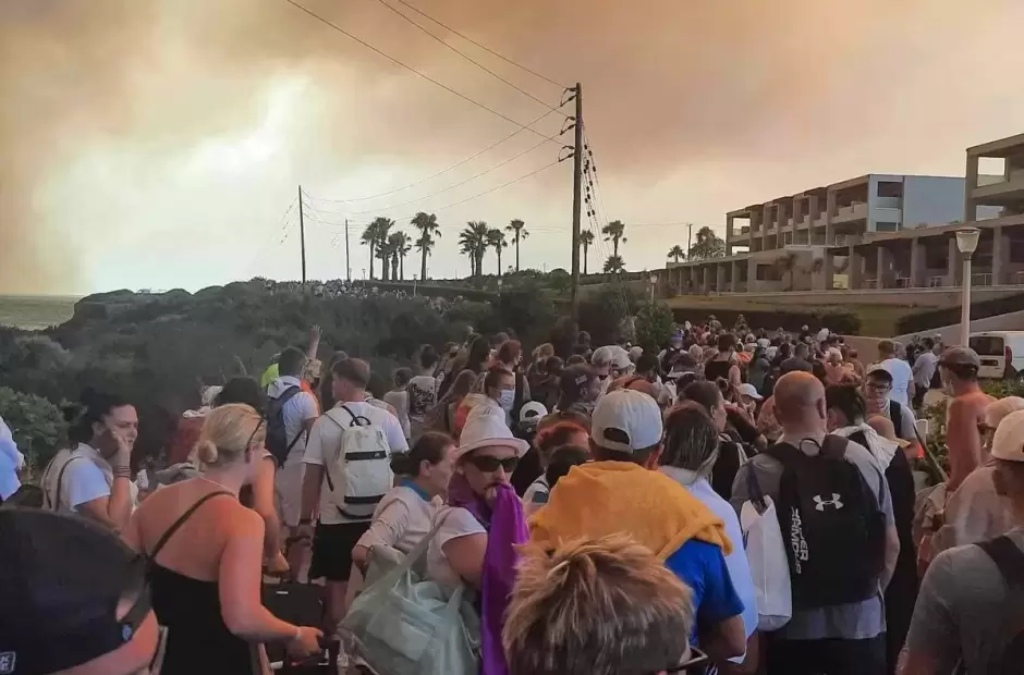 Miles de turistas siendo evacuados