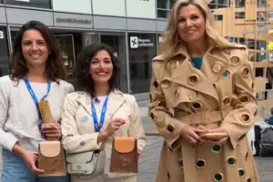 Fabrican carteras con basura y cautivaron a la reina Mxima