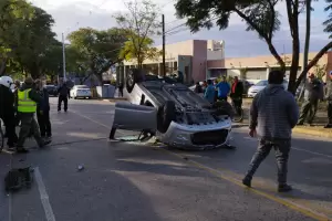Impactante choque y vuelco en Avda. Ocampo