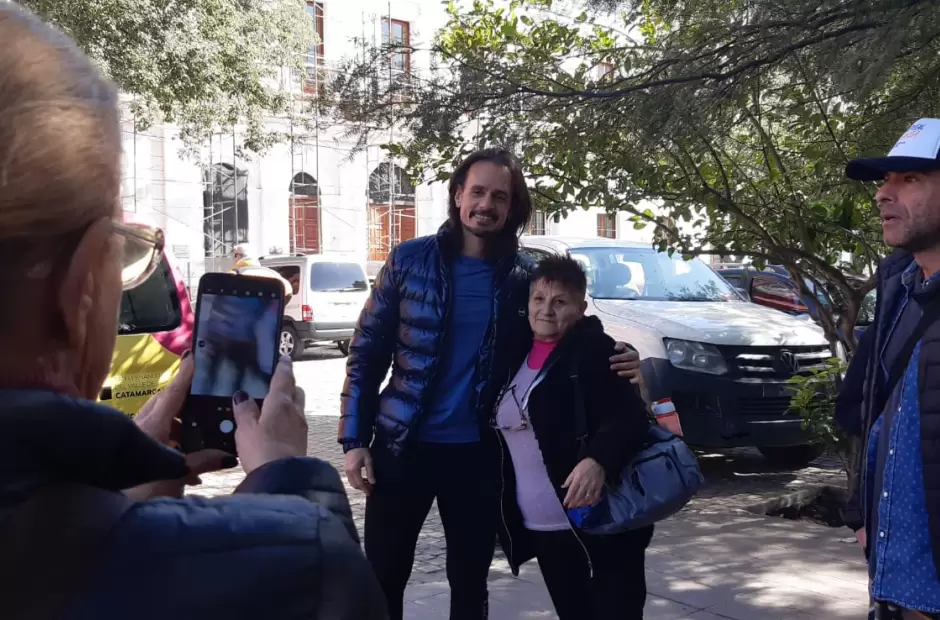 Cristian Sancho y possando con una fantica.