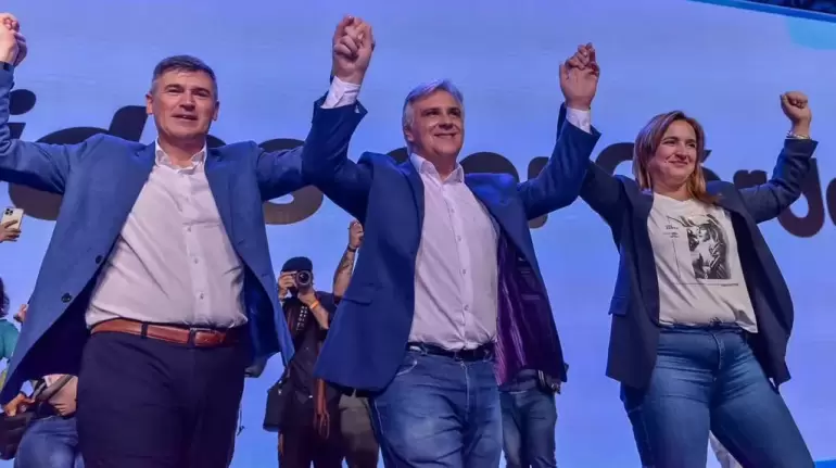 El candidato de Juan Schiaretti, Martn Llaryora, celebr la victoria en Crdoba que lo consagr gobernador (Foto: Facebook @martinllaryoraoficial).