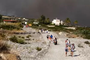 "No podamos respirar": el dramtico relato de los turistas que escaparon de las llamas en la isla de Rodas