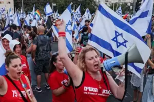 Aprobaron una polmica reforma judicial en Israel y explotaron masivas protestas