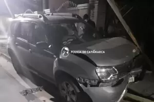Anoche: conductora choc� contra dos postes del alumbrado p�blico