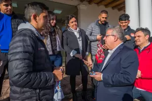 Trabajan para construir una cancha de hockey de agua en el Polideportivo Capital