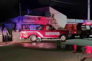 Sofocaron un incendio de una vivienda en la Capital