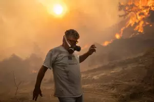 El termmetro vuelve a subir en Grecia y el fuego arrasa islas tursticas