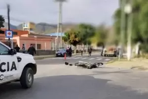 Motocicleta impact contra una camioneta y dos personas resultaron heridas