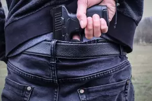 Sicarios balearon el frente de una subcomisara y dejaron una nota de amenaza