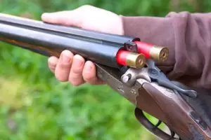 Una mujer escuch disparos de una escopeta cerca de su casa: era su hermano