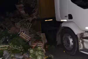 Un camin con frutas y verduras volc en la Cuesta del Totoral