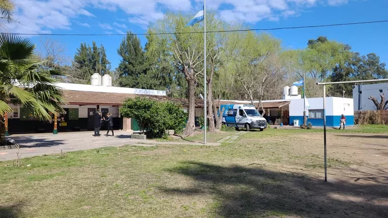 Un alumno de 14 años agredió e hirió con un machete a una maestra y a ...