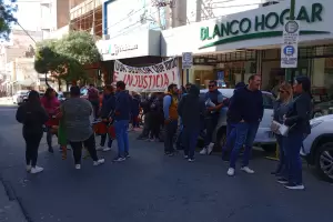 Ahorristas reclamaron en pleno microcentro al fiscal de la causa