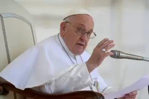El Papa Francisco respondi a conservadores, y se mostr abierto a que se bendiga parejas del mismo sexo