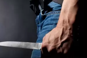 Durante un juicio, un preso intent matar a pualadas a una fiscal