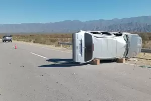 Por una mala maniobra, una camioneta termin volcada