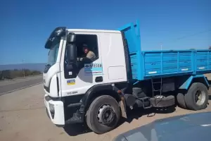 Denuncian que una empresa constructora arroja basura en Ruta Nacional N38