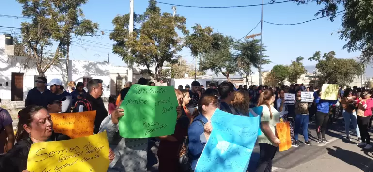 protesta becados hogar casa de gobierno