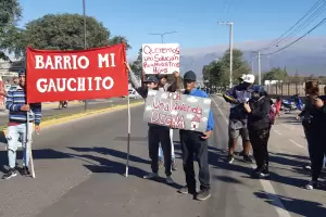 Barrio Mi Gauchito: protesta e incertidumbre por el avance de obras sobre las viviendas