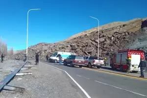 Una familia hac�an dedo junto a la ruta y les cay� la monta�a encima
