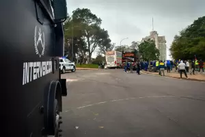 Brutal enfrentamiento: hinchas de Boca agarraron a patadas a uno de Nacional