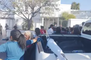 Manifestantes reclamaron trabajo genuino frente a la casa del Gobernador