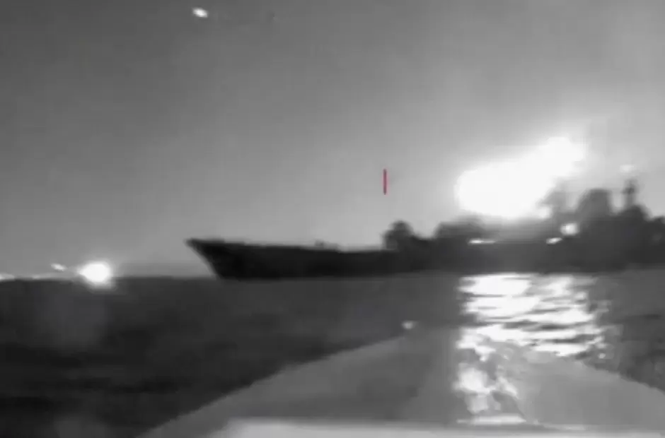 Un dron maniobra mientras se acerca al barco Olenegorsky Gonyak,en el Mar Negro