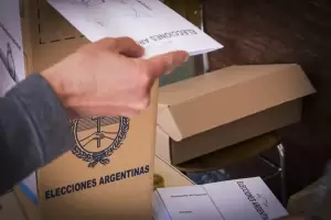 Una mujer se descompens cuando haca la fila para votar