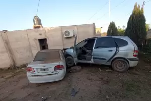 Joven perdi el control del auto y choc contra otro estacionado
