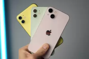 Un hombre intent cruzar una frontera con 68 celulares iPhone pegados a su cuerpo