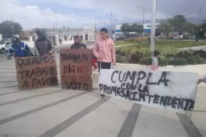 Ms reclamos en el Palacio Municipal: sigue el pedido de trabajo y se sumaron vecinos del Portal II