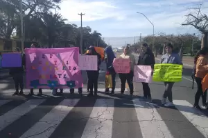 Becados de Primera Infancia y la Guarder�a de las Mil cortaron frente a Casa de Gobierno