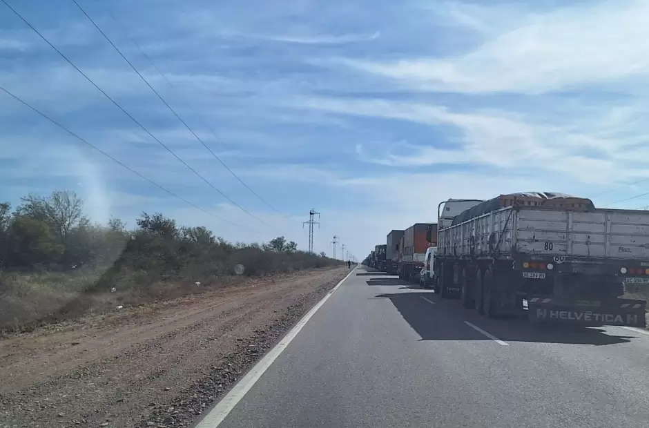 Larga fila sobre la Ruta 157