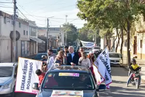 Espinoza cop Valle Viejo con una  caravana multitudinaria