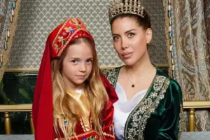 Wanda model con ropa tradicional de Turqua y los fanticos del Galatasaray enloquecieron