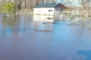 Un barrio est�n inundado hace dos meses y los vecinos no saben c�mo ir�n a votar el domingo