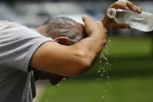 Una mujer sofocada por el calor se tir alcohol por error para refrescarse, muri al prender un cigarrillo