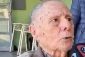 Don Carlos, tiene 82 aos y no falt a su cita con la democracia