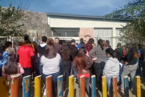 Malestar en la Escuela de Valle Chico: cerraron el portn y dejaron a los votantes afuera