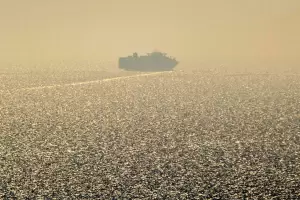 Rusia atac silos y puertos en Ucrania y un primer carguero se arriesga a salir al mar Negro