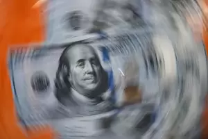 En otro da de tensin cambiaria, el dlar blue sigui en alza y cerr a $780