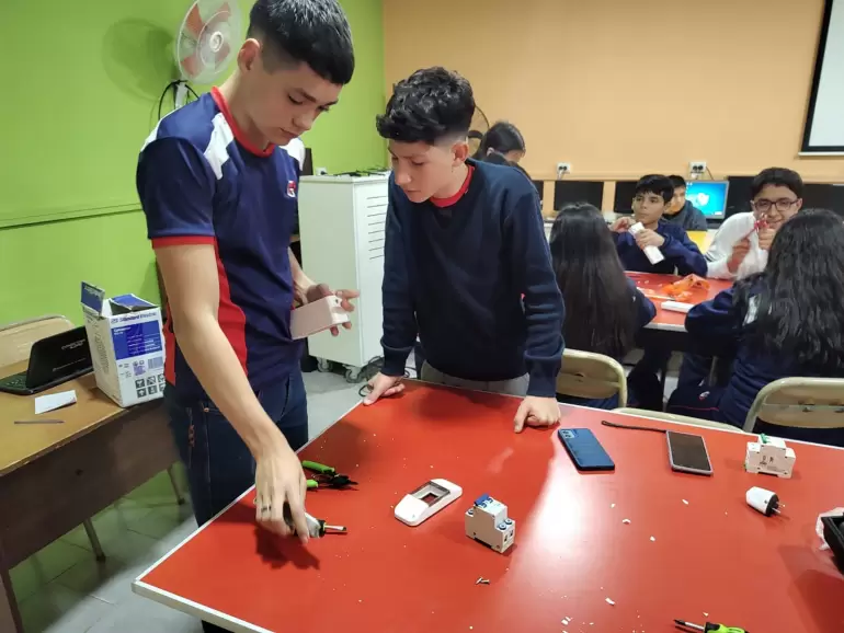 colegio privado gabriela mistral  carros tecnologicos