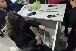 Alumnos y docentes del Colegio "Gabriela Mistral" colaboraron en la instalaci�n de carros tecnol�gicos