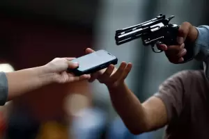 Motochorros asaltaron a un padre con su hijo, cuando estaban por entrar a la escuela